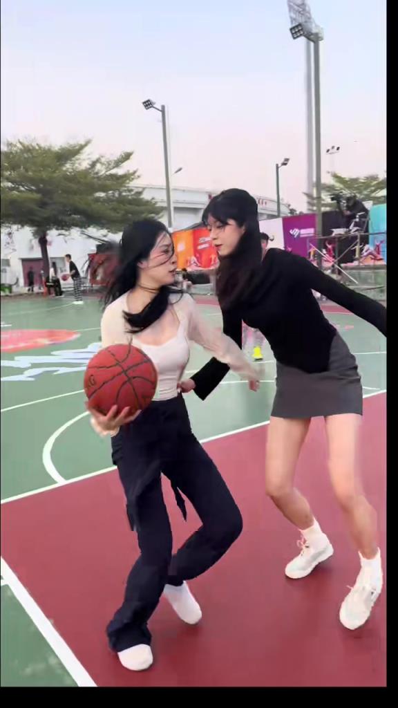 這么高的女孩子都防不住，你叫吧友們怎么防？？？